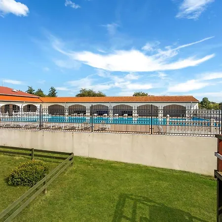 Holiday home Cozy In With Outdoor Swimming Pool