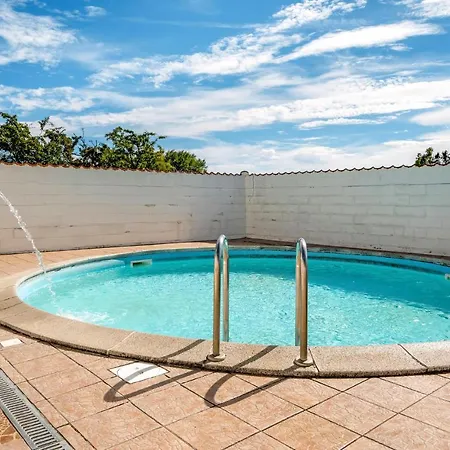 Сasa de vacaciones Cozy In With Outdoor Swimming Pool *